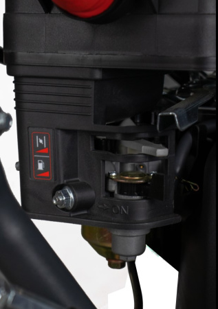 Снегоуборочная машина бенз.Verton Ice SB-656 (4,8кВт/6,5л.с,V 196см3,шир/выс56/49см, кол-во передач:6 вперед/2 назад, диам шнека 30см, колеса 13', рычаг упр желобом отдельный, воронка в компл)